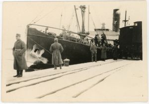 Poseidon on saapunut Vaasan laituriin 18.2.1918 ja jääkärit pukeutuneet univormuihin.