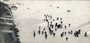 Lehtileikkeessä vaasalaisia jäällä vastaanottamassa Arcturusta 25.2.1918.