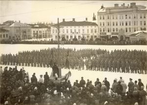 Senaattori Renwall pitämässä puhetta kotiin palanneille Jääkäripataljoona 27:n jääkäreille. 26.2.1918.