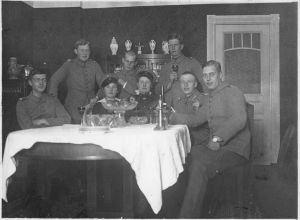 Lockstedtin koulutusjoukon miehiä juhlimassa uutta vuotta 31.12.1915 Hampurissa Rindelaub-nimisten naisten luona. Kuvan miehet vasemmalta oikealle: Sundwall, Jaatinen, Sarlin, Wolff, Enquist, Strömberg. 