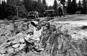 Louhintatyö käynnissä. Käytössä ovat kallioporakoneet T 10 polvisyöttölaitteella ja pakkosyöttölaitteella varustettuina.