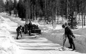 Miinoittamista lapioterällä varustetulla moottoriporakoneella ja kankikoneella. 