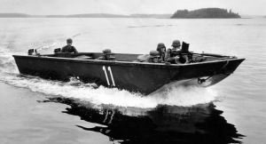 Vanerinen uisko harjoituksessa 1960-luvulla. Aseistuksena uiskon keulassa on 20 mm:n Lahti L-39. Kahdella perämoottorilla varustetun uiskon kantavuus oli 1500 kg. Kantavampi sisäperämoottoreilla varustettu malli otettiin käyttöön 1960-luvun jälkipuoliskolla.  