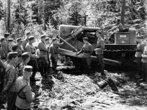 Pioneeriaselajille hankittiin 1950-luvun lopussa ja 1960-luvun alussa telapuskutraktoreita. Kuvassa tutkitaan Allis-Chalmers HD-15 -puskutraktoria. 