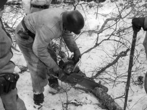 Moottorisahoja hankittiin pioneerien käyttöön 1950-luvulla. Kuvassa pioneerien käytössä on Homelite EZ -moottorisaha. 