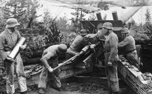 Neuvostoliittolaista 152 mm:n haupitsia (152 H 37) ladataan ampumaharjoituksessa 1950-luvulla. Kyseisiä tykkejä saatiin jatkosodan aikana sekä sotasaaliina että aseostoina Saksasta. Kantama oli yli 17 kilometriä.  