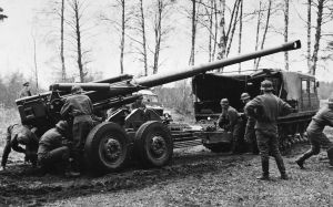 Kotimainen Tampellan valmistama 122 mm kanuuna (122 K 60) kytketään ajoasentoon.  Vetäjänä on neuvostoliittolainen AT-S SU, joita oli Puolustusvoimien käytössä vuodesta 1960 alkaen. 