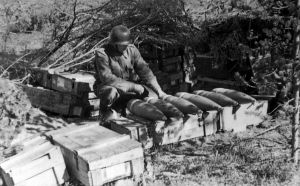 Kranaatteja laitetaan valmiiksi kesän 1958 sotaharjoituksessa.