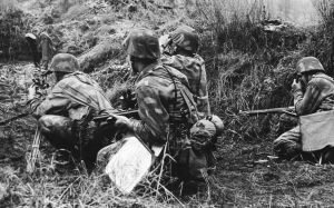 Tulenjohtoryhmä harjoituksessa 1960-luvulla. Käytössä oli vielä paljon sodanaikaisia mittaus- ja tulenjohtovälineitä, joiden uusiminen aloitettiin vasta 1960-luvulla. 