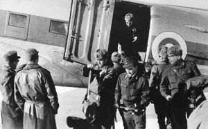 Tykistökoulun kapteenikurssi saapumassa Ivaloon johtamistaidon harjoituksiin vuonna 1967.
