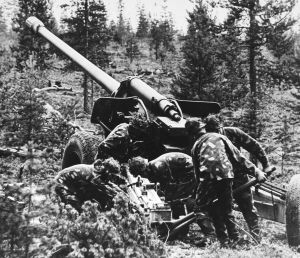 Raskas kanuuna (130 K 54) tuliasemassa Rovajärvellä. Neuvostoliittolainen tykkimalli oli 1950-luvulta lähtien keskeinen Suomen kenttätykistön raskas kanuuna. 