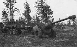 130 mm:n kanuunaa (130 K 54) matkalla tuliasemaan maastokuorma-auton vetämänä. Neuvostoliitosta ostetut 130 K 54:t lisäsivät merkittävästi Suomen kenttätykistön kantamaa.