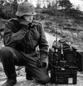 Jalkaväki sai 1950-luvun lopulta lähtien uudeksi johtamisvälineeksi Topi-radion. Radiota valmisti Suomessa Oy L.M. Ericsson Ab. Radiossa oli 85 kanavaa. Radiosta valmistettiin myös rinnakkaismalli Tyko, jota käytettiin tykistön tulenjohtoradiona. 
