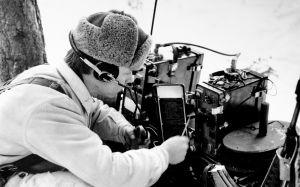 Viestikorpraali käyttää tehovahvistimella varustettua LV 306 -kenttäradiota. LV 305 ja LV 306 -radioita hankittiin Neuvostoliitosta 1969–1970 yhteensä 4500 kappaletta. 