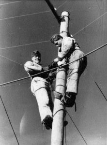 Aliupseerioppilaat rakentavat avojohtolinjaa Asikkalassa Vesivehmaan lentokentän lähistöllä kesällä 1954. 