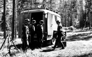 Viestijoukoille hankittiin 1950-luvulla joitakin viestikeskusajoneuvoja, joihin voitiin rakentaa radioasema tai puhelinkeskus. Ajoneuvojen alustana oli Thames-kuorma-auto, korit valmistettiin Suomessa. 