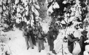 Viestiyhteyksiä rakennetaan talvisessa maastossa vuonna 1954.