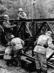 Jo 1950-luvun puolivälistä alkaen Iso-Britanniasta hankittu Bailey-teräspalkkisiltakalusto on pysynyt käytössä nykypäivään asti. Pioneerit ovat rakentaneet koulutustarkoituksessa Bailey-siltoja myös siviilikäyttöön.