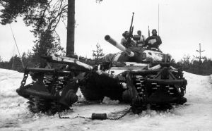 Panssaripioneerikomppanian käyttöön saatiin KMT-5M-raivausjyräkalustoa vuonna 1977. Kuvassa jyrä on kiinnitettynä T-55-panssarivaunuun. 
