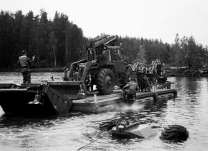 Lautta 84:n ensimmäinen prototyyppi valmistui vuonna 1977. Alun perin prikaatinlautta 84:ksi nimettynä se hyväksyttiin sotavarusteeksi vuonna 1984. Kantavuudeltaan 16 tonnin lautta on alumiinirunkoinen, modulirakenteinen ponttonilautta, jonka kellukkeina ovat ilmatäytteiset kumiponttonit. (Puolustusvoimat)