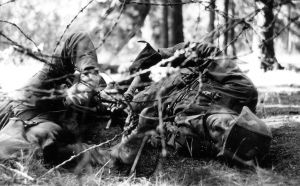 Piikkilankaeste läpäistään harjoituksessa 1970-luvulla.  