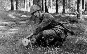 Suomalaisen kylkimiina 73:n asentamista harjoitellaan Kymen Pioneeripataljoonassa Korialla 1980-luvun alussa. Kevyesti panssaroituja ja panssaroimattomia ajoneuvoja vastaan suunniteltu miina suunnataan kohteeseen puukeppikolmijalkaa ja kantokahvatähtäintä käyttäen. 
