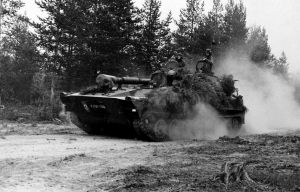 1990-luvun alussa hankittiin tykistölle uutena asejärjestelmänä panssarihaupitseja (122 PsH 74), jotka sijoitettiin Jääkäritykistörykmenttiin. 