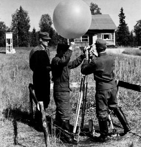 Säähavaintopallo lähetetään osoittamaan tuulen suuntaa eri korkeuksissa Rovajärvellä 1970-luvulla. 