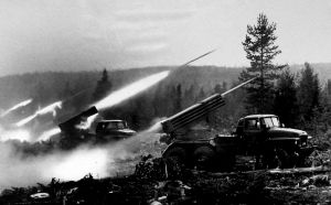 122 mm:n raketinheittimet (122 RakH 76) olivat ensimmäisiä Suomeen Neuvostoliitosta hankittuja raketinheittimiä. Toisen maailmansodan aikaisista heittimistä kehitetty ase oli otettu Neuvostoliitossa käyttöön 1963. Suomeen raketinheittimiä ostettiin vuonna 1976.