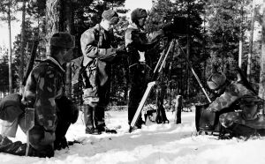 Tykistön välimatkanmittausryhmä toiminnassa. Mittausvälineenä on tellurometri MRA3, jota käytettiin 1960-luvulta alkaen. 