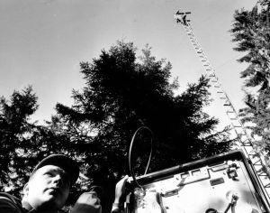 Kenttälinkkiasemaa pystytetään Viestirykmentin talviharjoituksessa vuonna 1980. Kalustona on L. M. Ericssonin valmistama 4-kanavainen kenttälinkki PL-70, joka oli käytössä 1970-luvulta 2000-luvulle. 