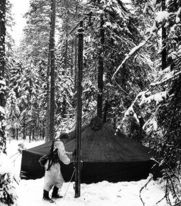 Kenttälinkkiasemaa pystytetään Viestirykmentin talviharjoituksessa vuonna 1980. Kalustona on L. M. Ericssonin valmistama 4-kanavainen kenttälinkki PL-70, joka oli käytössä 1970-luvulta 2000-luvulle. 