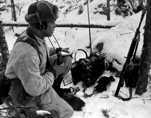 Viestimies toiminnassa radionaan LV 305. 1970-luvun alusta lähtien Suomessa käytössä olleen toimintavarman LV 305:n kantama oli jopa 25 kilometriä. 