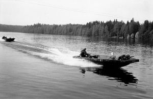 1970-luvulla kehitettiin uppoamaton syöksyvene 76, jonka kaksikuorisen rakenteen kellunta-aineena oli solumuovi lujitemuovisten pintalaminaattien välissä. Moottoreina käytettiin Mercuryn, Marinerin, Volvo Pentan ja Valmet Terhin 40 tai 50 hevosvoiman moottoreita. 