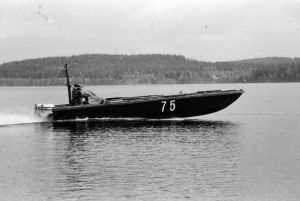 Uisko Keski-Suomen Pioneeripataljoonassa Keuruulla 1980-luvun puolivälissä. Lujitemuovinen ja uppoamaton Uisko 70 otettiin käyttöön 1970-luvun alussa. 1980-luvulla uiskohankintoja tehtiin lisää. Voimanlähteiksi hankittiin pystyakselisia perämoottoreita kuten 175 hv:n Mercury- ja Evinrude-perämoottoreita. 