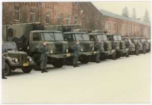 Viestirykmentin kuljettajia järjestyneenä paraatia varten. Kalustona muun muassa Gaz-66–kuorma-autoja, joihin sijoitettiin muun muassa yhtymän viestijärjestelmän kalustoa.