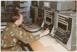 Ruotsalaisvalmisteinen L. M. Ericssonin 40-linjan ABM-kenttäkeskus käytössä Viestirykmentissä 1990-luvun lopulla tai 2000-luvun alulla.
