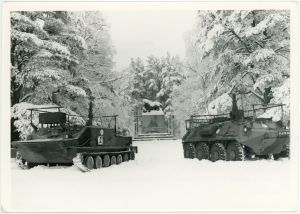 Viestipanssarivaunut BTR-50 ja BTR-60. Kuvassa taustalla näkyy Parolannummelle vuonna 1868 Aleksanteri II:n vuoden 1863 vierailun kunniaksi paljastettu muistomerkki, Parolan leijona. 